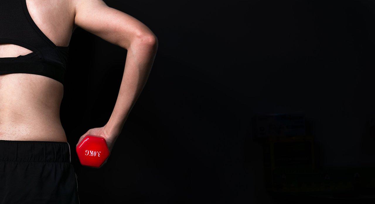 Exercices simples pour tonifier les bras sans matériel : guide complet