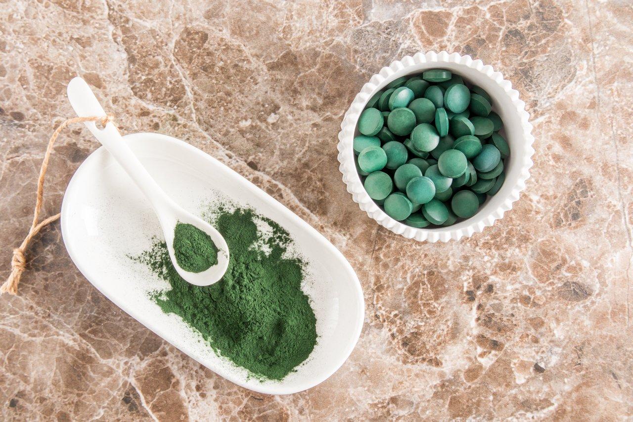 Spiruline 500mg vs 1000mg : différence de prix, posologie et effets secondaires chez l'adulte débutant