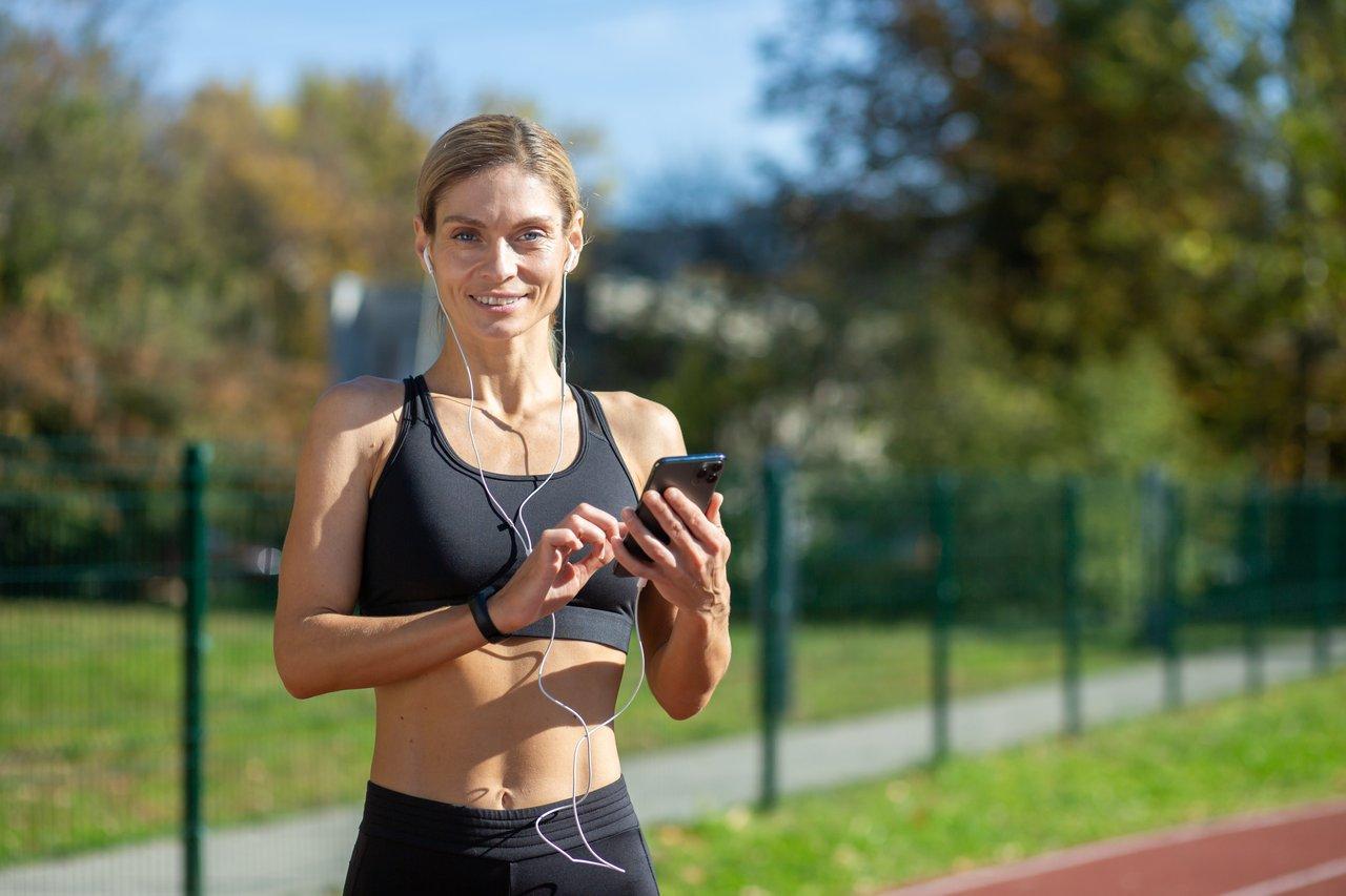 Application de fitness sur smartphone affichant un entraînement par intervalles pour optimiser ses séances de running.