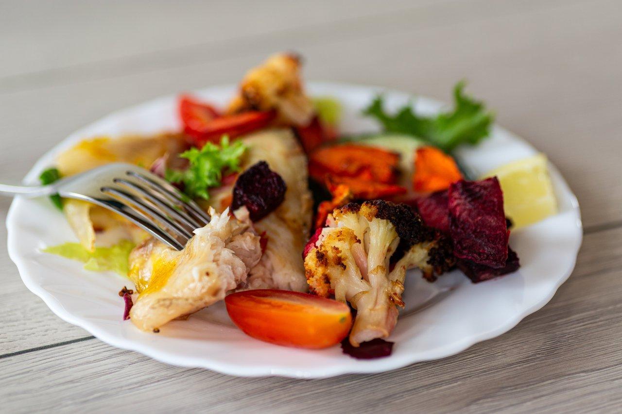 Assiette colorée de dîner léger healthy light dinner plate avec poisson, légumes vapeur et céréales complètes.