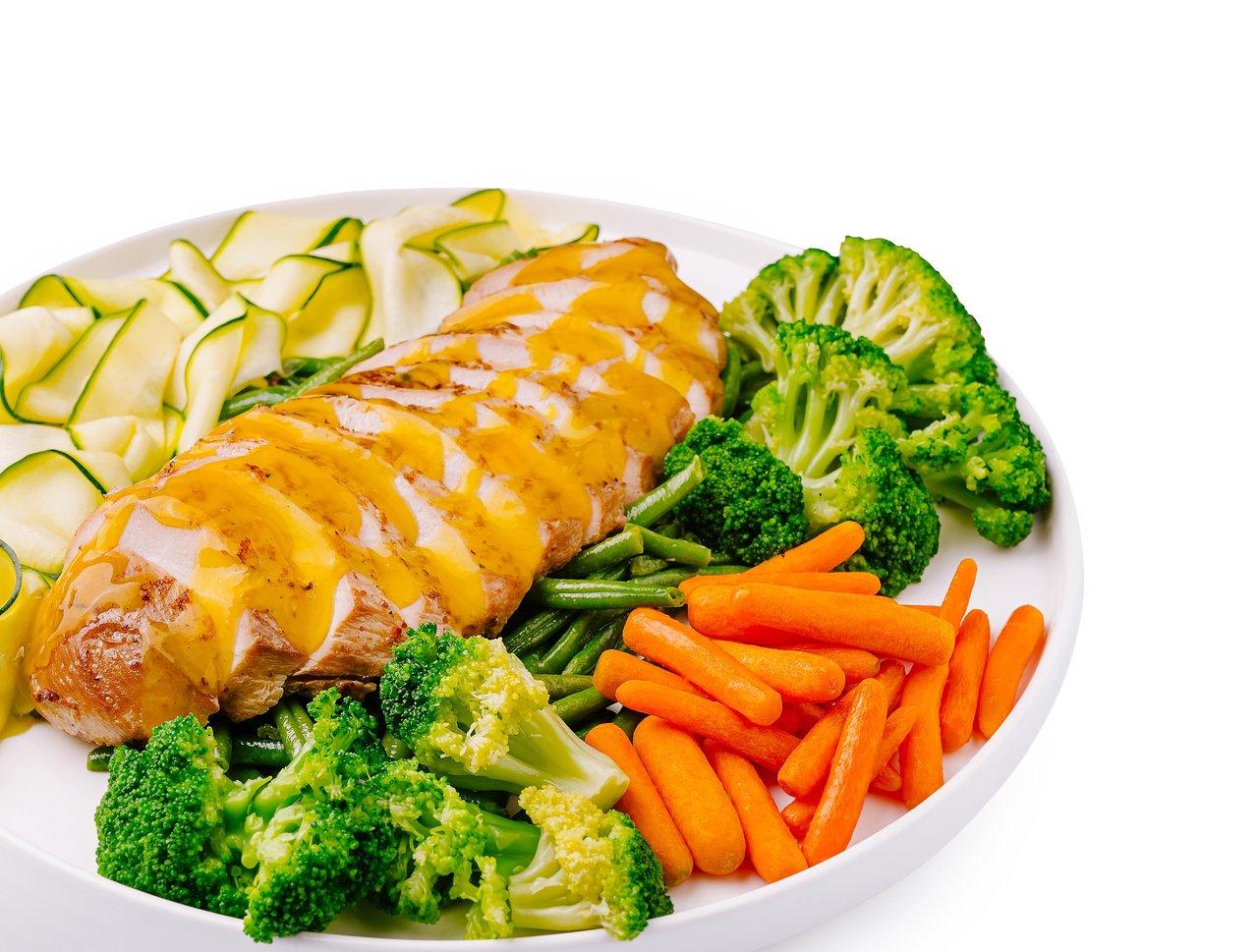 Assiette équilibrée saine avec légumes colorés, quinoa, poisson et oléagineux pour une perte de poids sans frustration.
