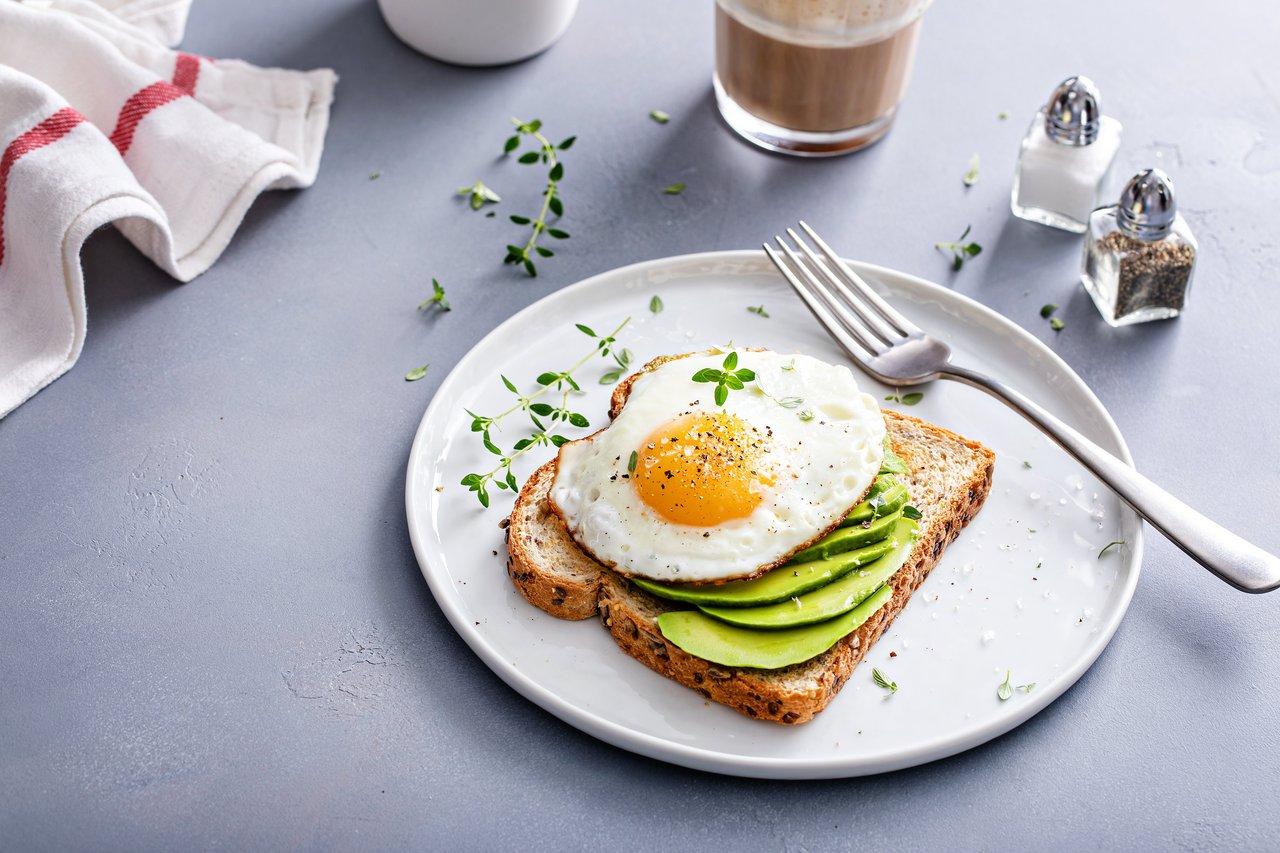 Avocado egg toast sur pain complet, idéal pour un petit-déjeuner express et nutritif.