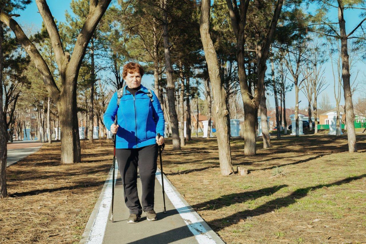 Brisk walking park : une femme active en tenue sportive pour perdre 3kg en 2 mois.