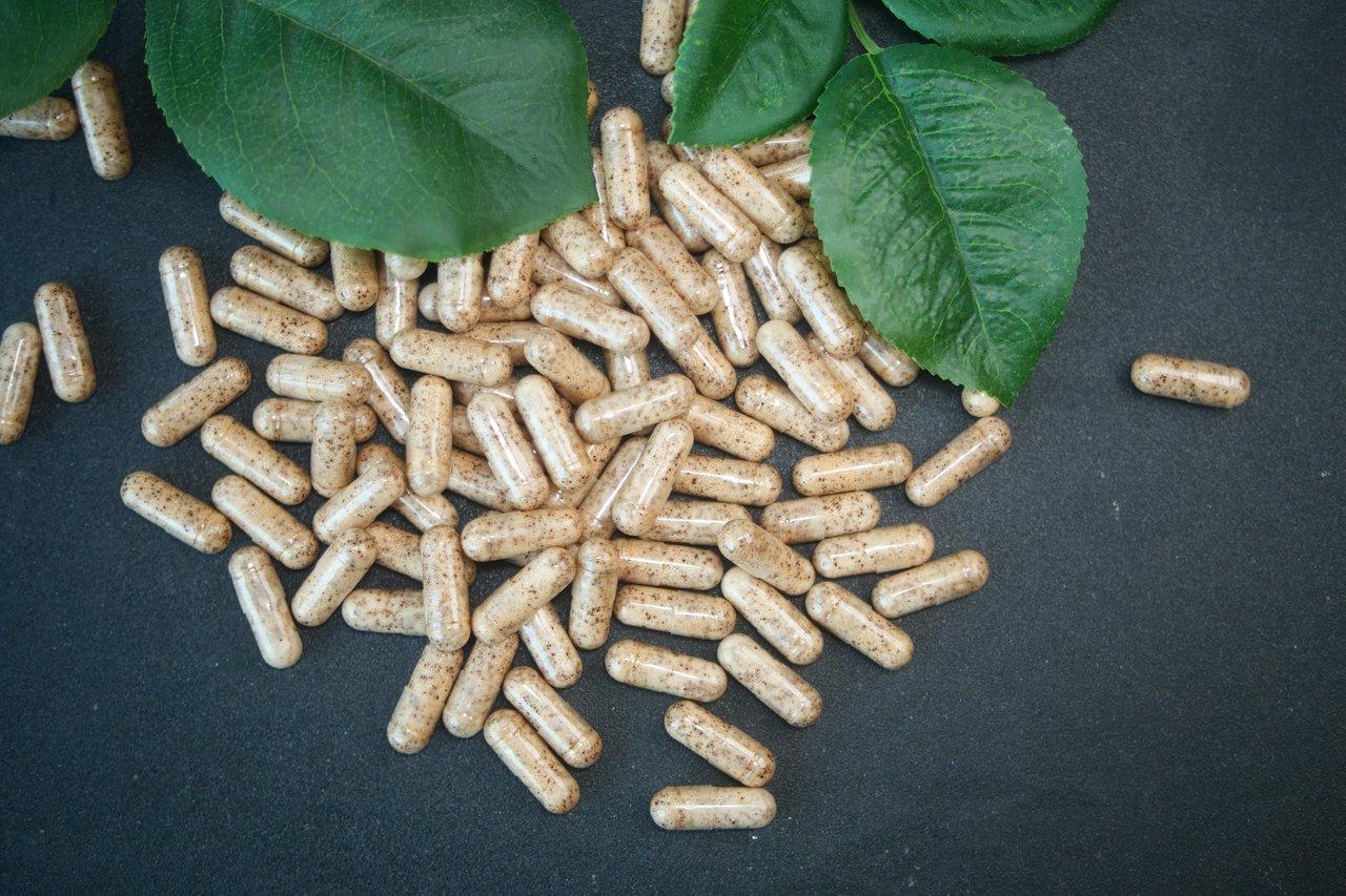 Capsules d'ashwagandha KSM-66 à côté d'une tasse de thé, pour une détente naturelle le soir.