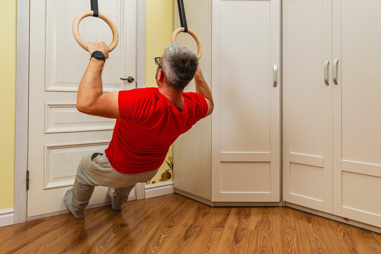 Circuit de musculation au poids du corps dans un salon, avec un home bodyweight workout timer de 30 minutes.