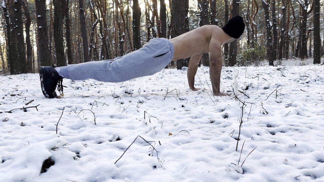 Circuit training au poids du corps en hiver : exercices pour un winter bodyweight circuit efficace dans la forêt enneigée.