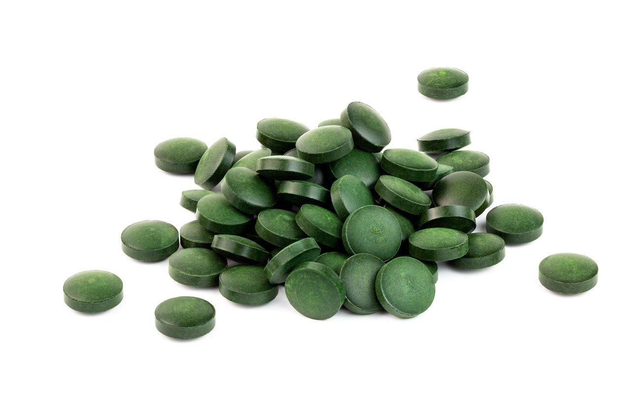 Comparaison des dosages de spiruline : comprimés de 500mg et 1000mg illustrant l'équilibre entre facilité d’utilisation et efficacité.