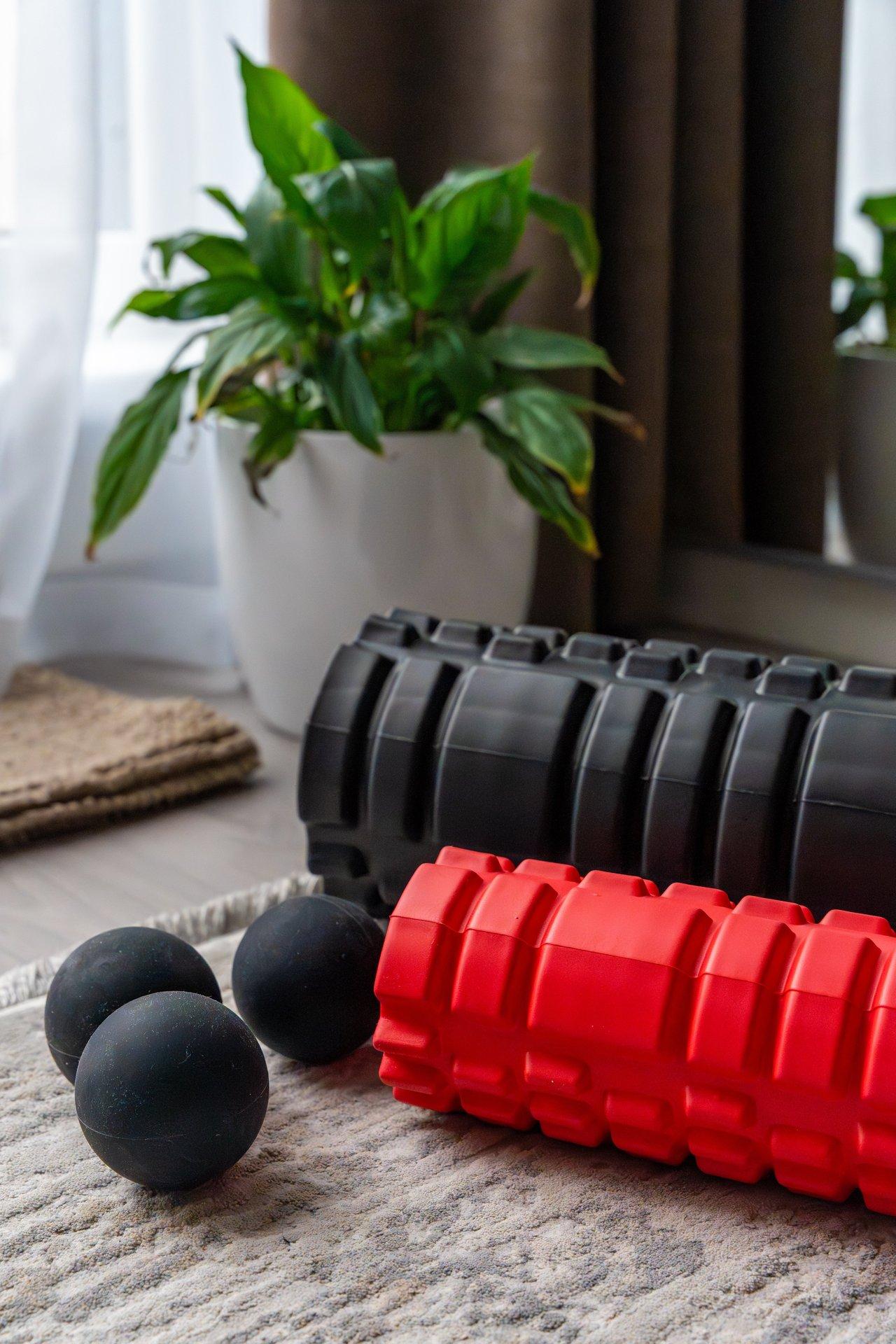 Comparaison visuelle des foam rollers Blackroll, Decathlon et Gaiam sur fond blanc pour optimiser la mobilité musculaire.