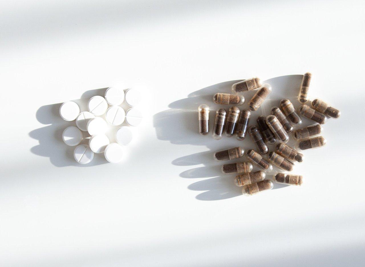 Comparatif visuel de L-carnitine capsules et poudre, prix et efficacité pour la perte de poids.
