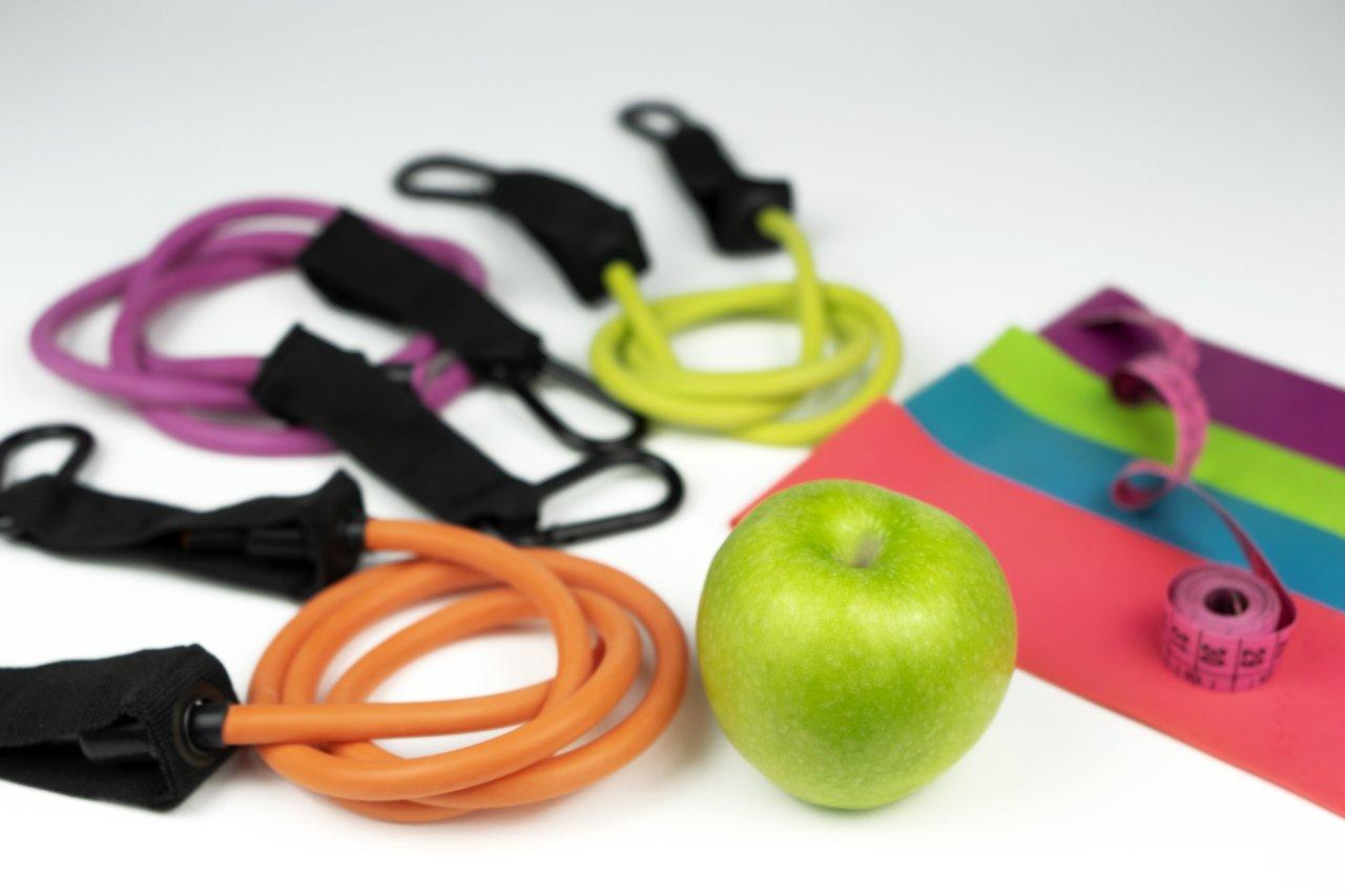 Comparatif visuel des resistance bands Decathlon et Sveltus : couleurs, dimensions et utilisation.