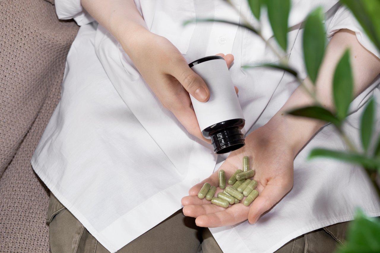 Compléments naturels de magnésium bisglycinate 300mg entourés de fruits secs et légumes verts.