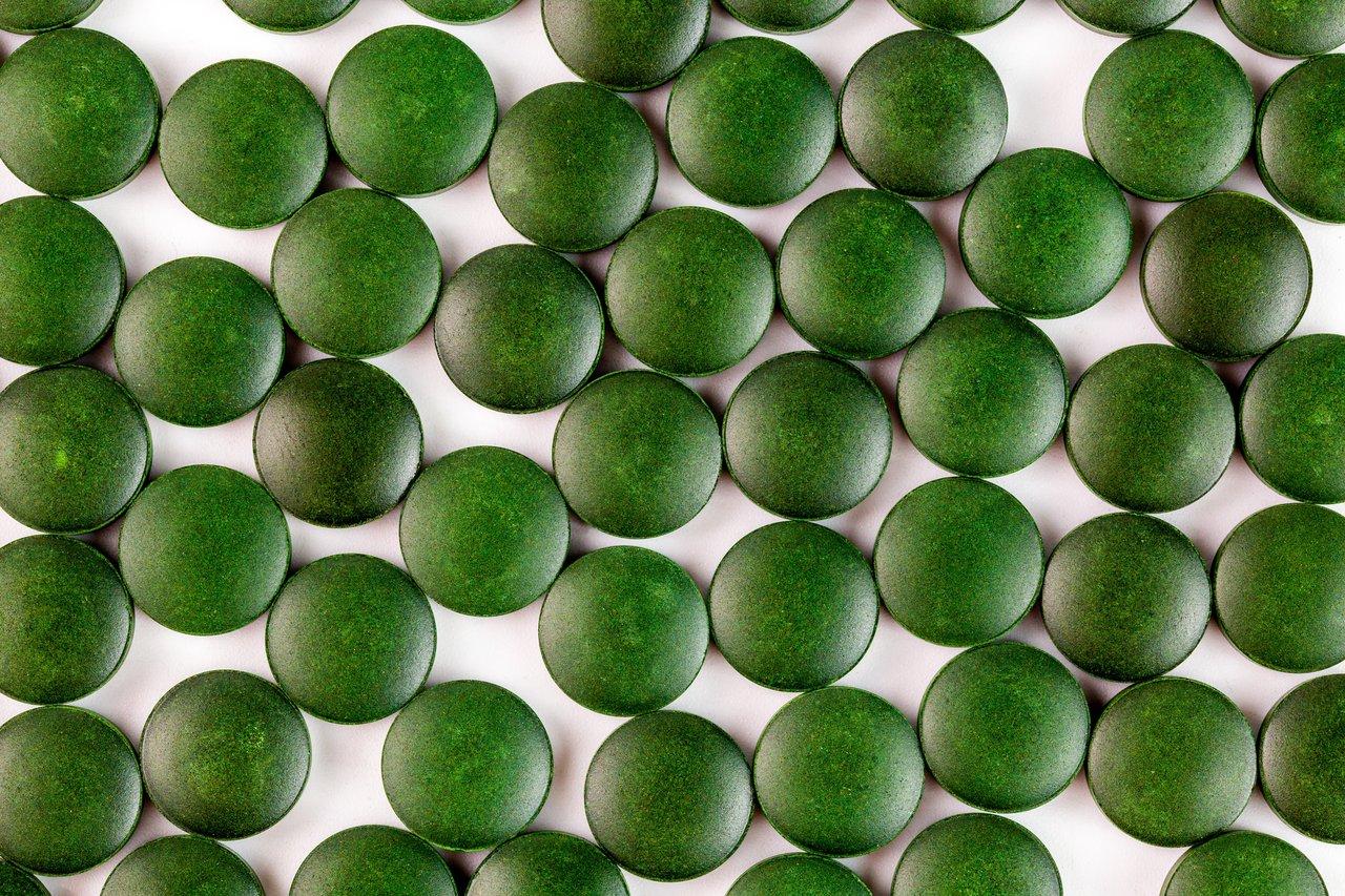 Comprimés de spiruline bio 500mg riches en vitamine C pour booster l’énergie des sportifs débutants.