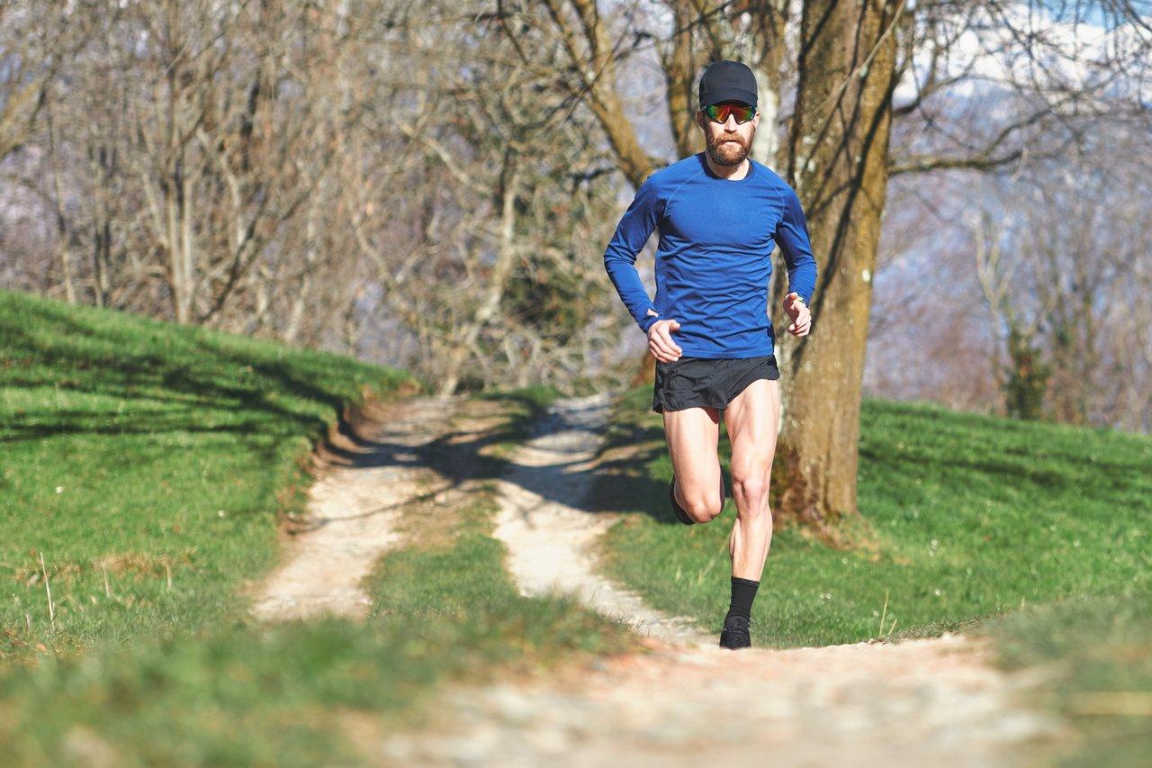 Coureur effectuant un entraînement de spring interval running lors d'une séance de fractionné maison de 30 minutes.