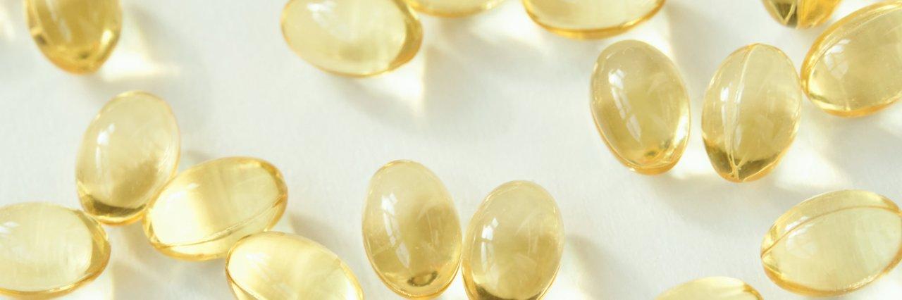 Détail d'une étiquette de complément alimentaire avec liste d’ingrédients et avertissements sanitaires.