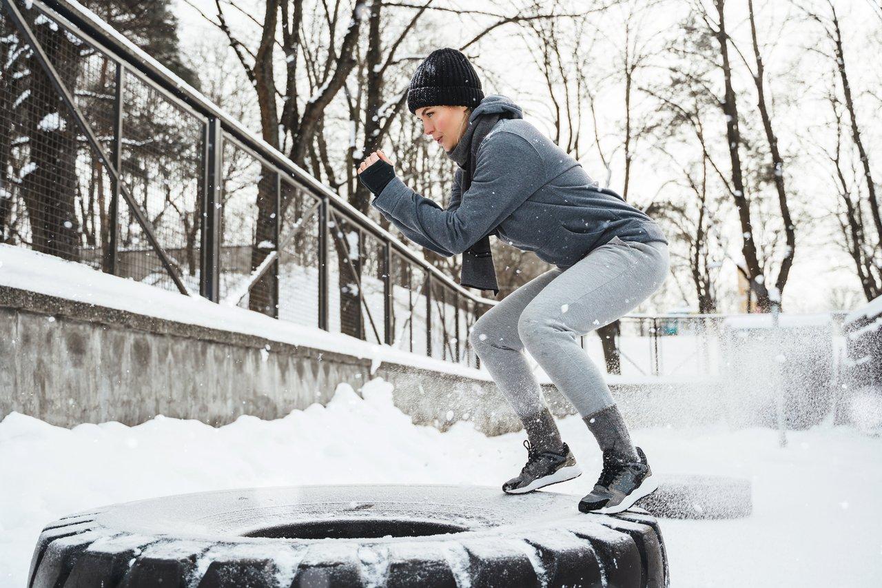 Entraînement de cardio en extérieur par temps froid lors d’un winter outdoor workout dynamique.