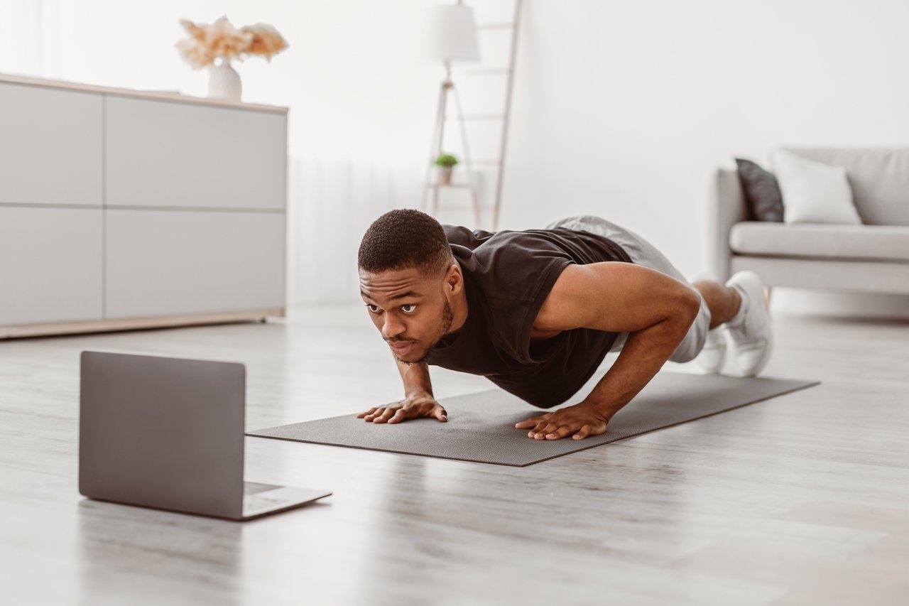 Entraînement HIIT home workout : circuit intermédiaire sans matériel pour brûler 250 kcal en 15 minutes.