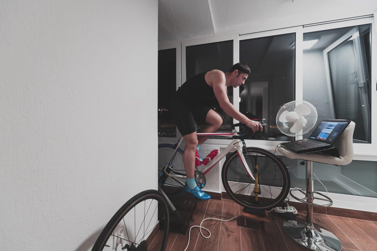 Entraînement indoor winter workout : séance de vélo en salle pour rester motivé cet hiver.