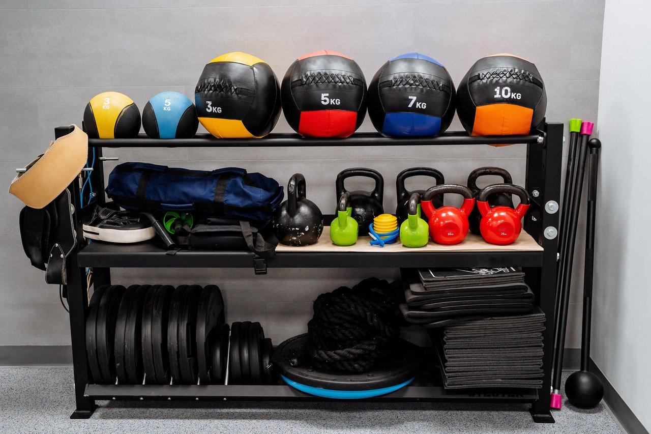 Espace de fitness compact avec tapis, banc et haltères réglables pour un home gym efficace.