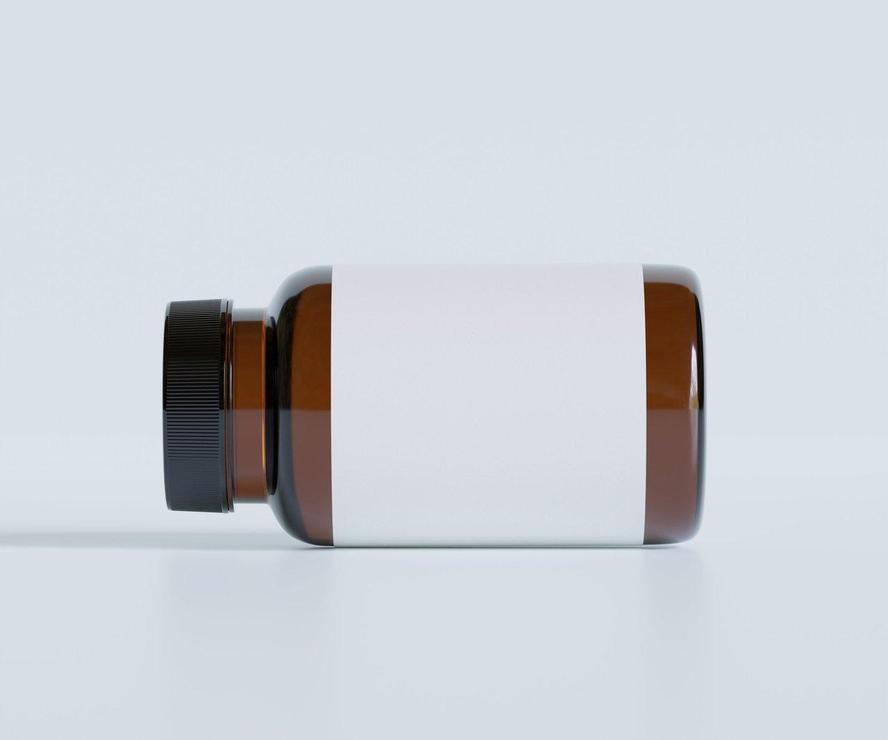 Étiquette claire sur un flacon de multivitamines, garantissant qualité et conformité pour les femmes de 35 ans.