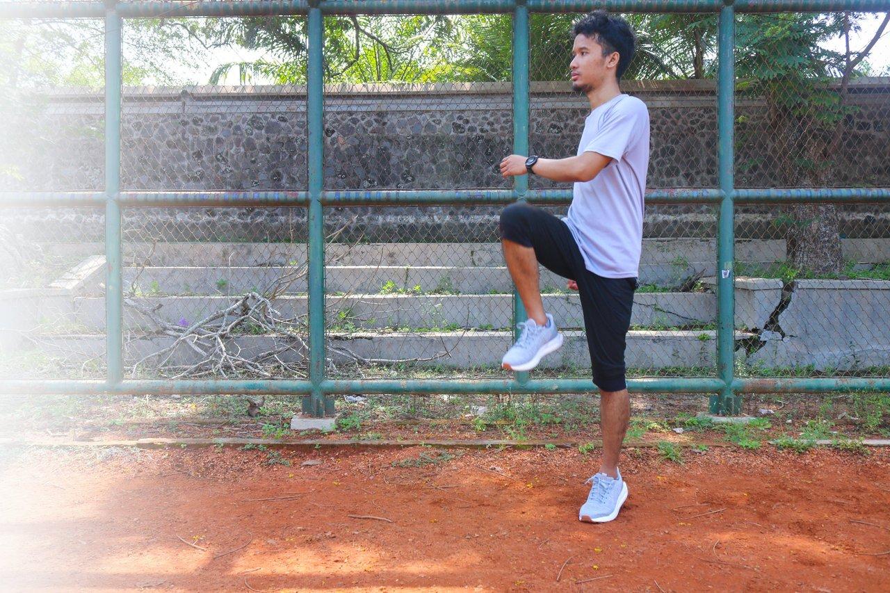 Exercice de balancement de la hanche en position debout pour améliorer la mobilité des hanches chez les débutants.