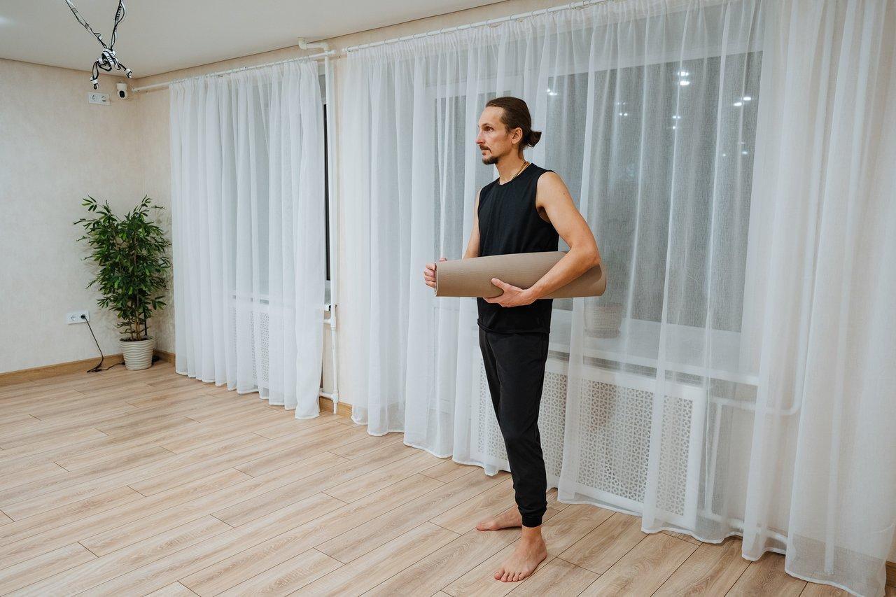 Exercice de renforcement du dos et des abdos pour améliorer la posture à la maison, dans un salon lumineux.