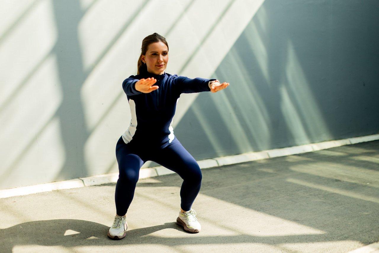 Exercice d’échauffement dynamique avec rotations articulaires et talons-fesses pour prévenir les blessures musculaires.