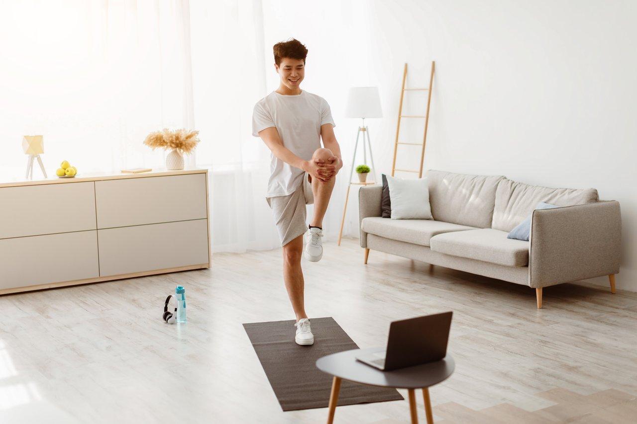 Exercice d’intérieur en hiver : squats et montées d’escaliers pour rester actif malgré le froid.