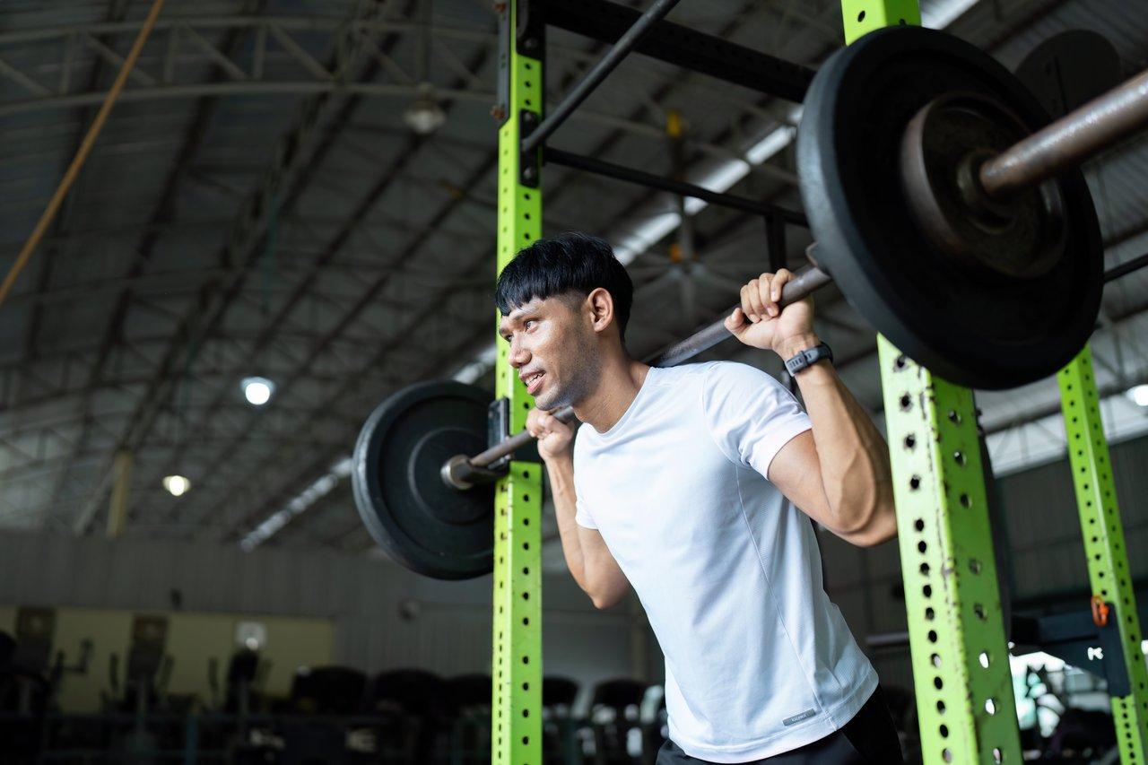 Exercice d'overhead squat correct pour améliorer la mobilité articulaire avant une journée de bureau.