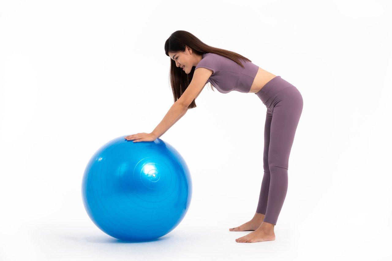 Exercices de posture après le travail avec un Swiss Ball pour améliorer la santé et réduire les tensions.