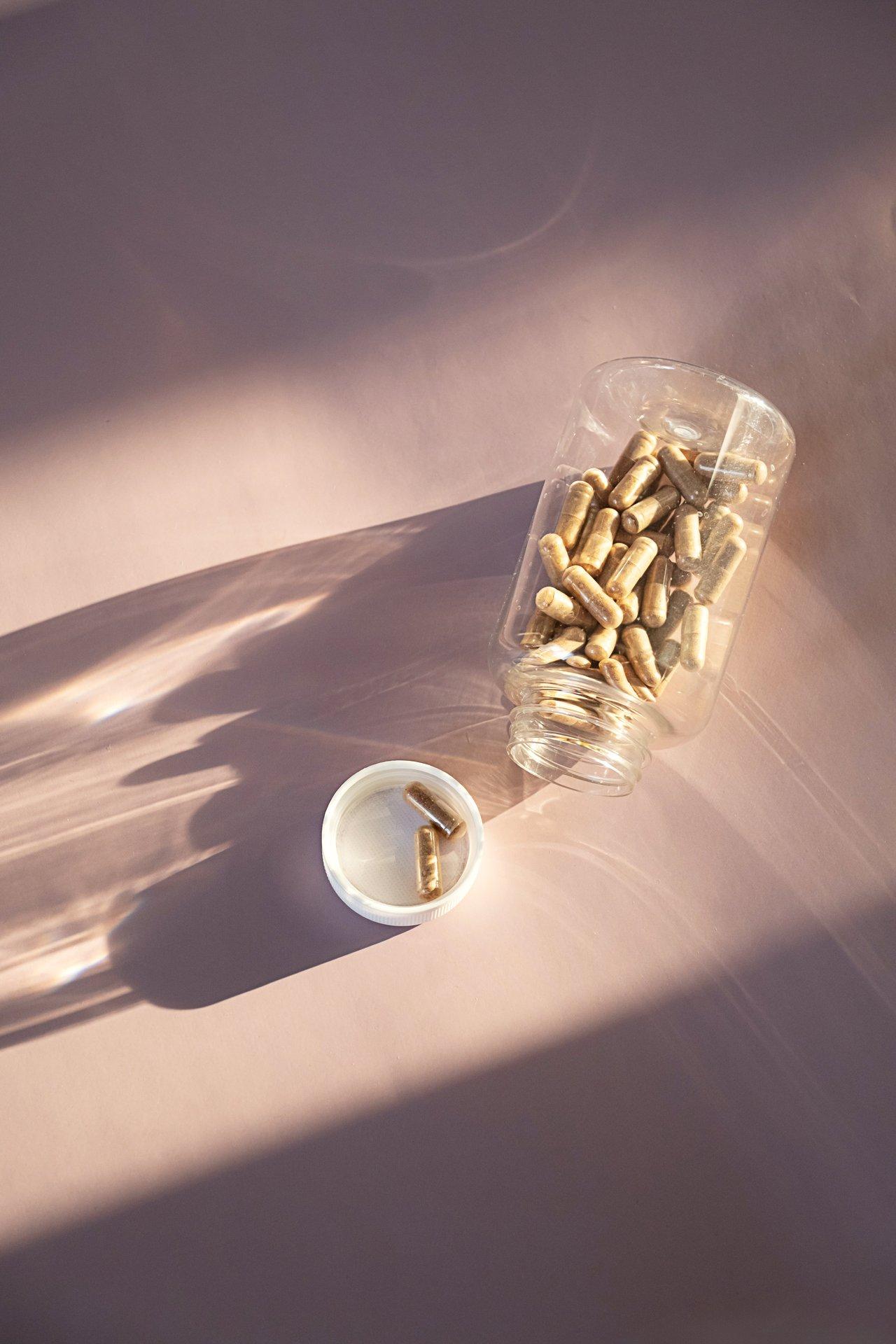 Flacon de compléments de zinc bisglycinate pour une peau saine en hiver, essentiel pour le masque et la beauté.