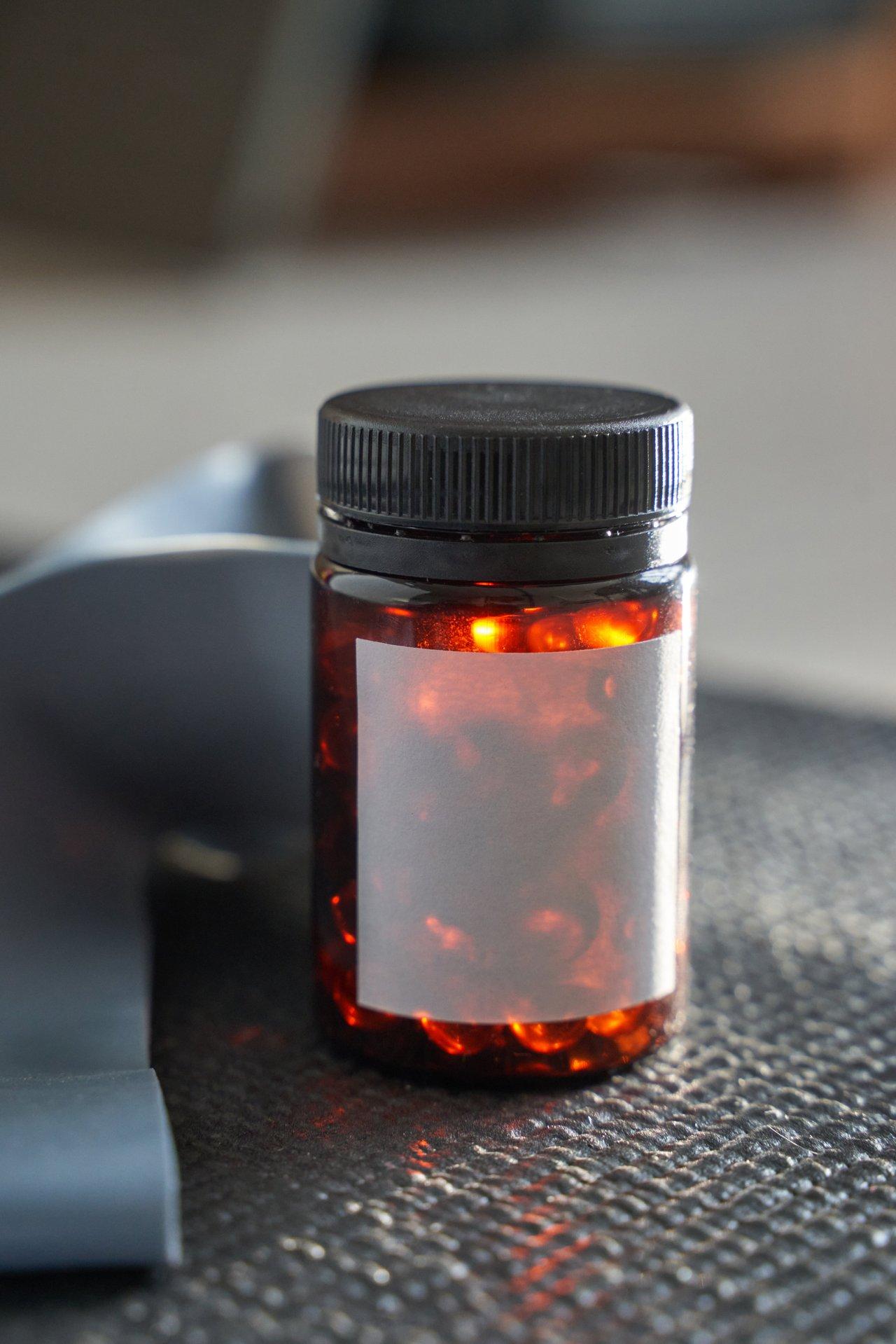 Flacon de Griffonia 5-HTP supplement bottle contenant des gélules de 100 mg, source naturelle de soutien moral.