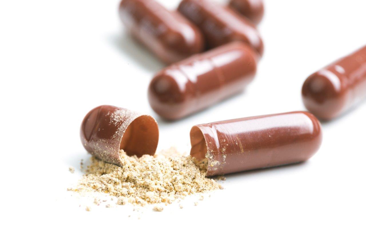 Flacons de compléments alimentaires energy avec fruits et plantes naturelles pour soutenir la vitalité quotidienne.