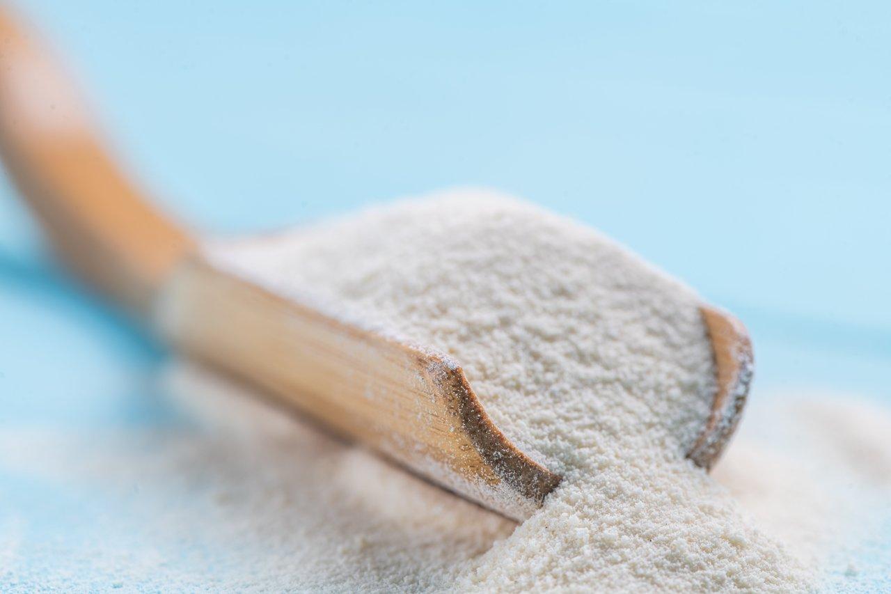 Poudre de collagène marin hydrolysé en cuillère, idéale pour soutenir articulations et peau après 35 ans.