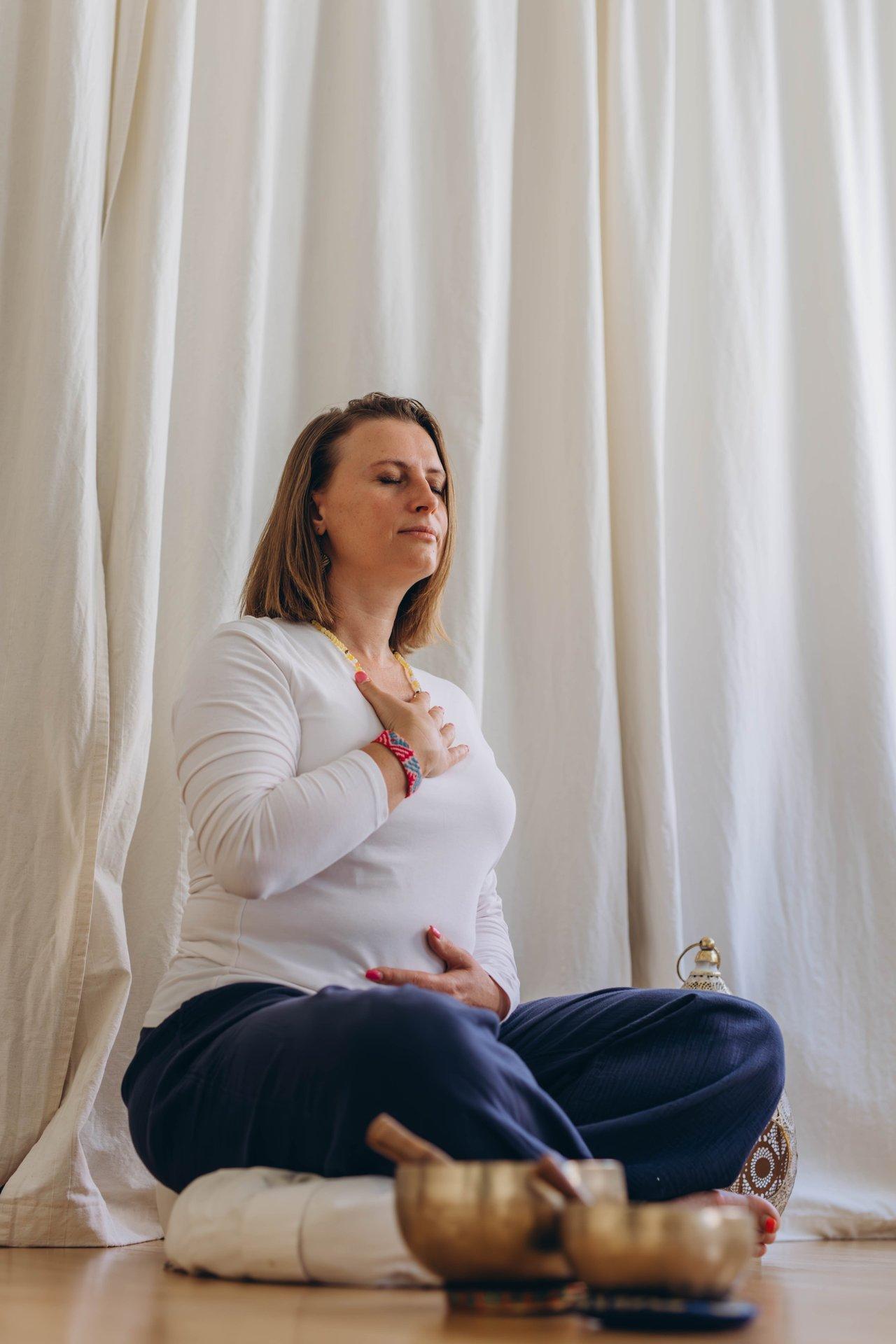 Pratique de la méditation seated bee breath pour apaiser le stress et favoriser la relaxation.