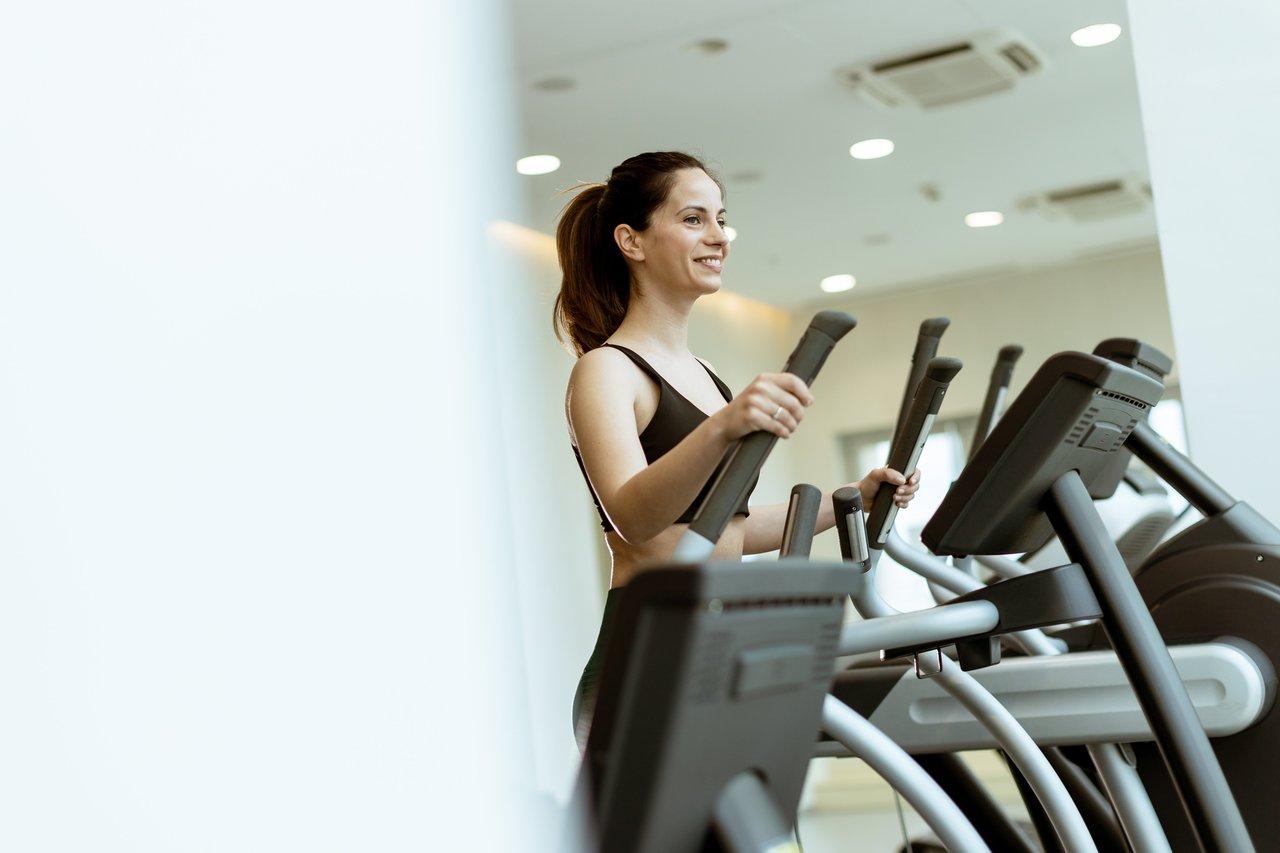 Routine de morning indoor cardio workout : une séance douce et énergisante pour bien démarrer la journée.