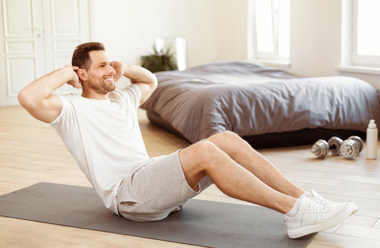 Séance d’abdominaux à domicile : entraînement facile et efficace sans matériel pour un ventre tonique.