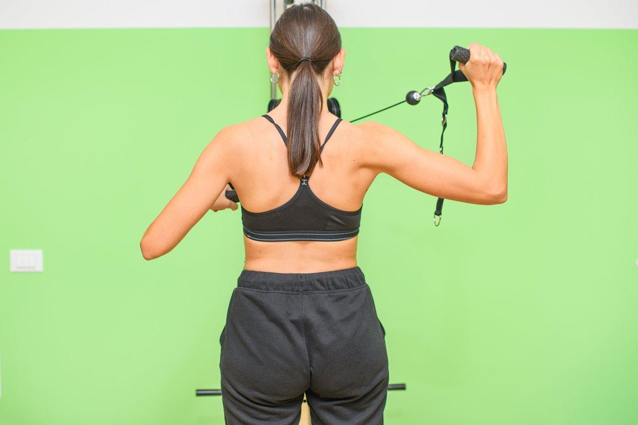 Séance de home back exercises sans matériel : exercices Superman et Bird-dog pour soulager le dos.