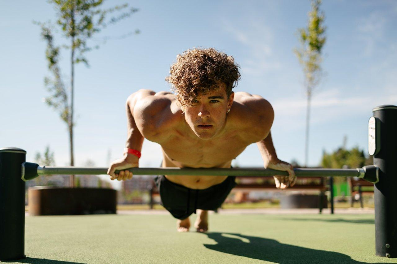Séance de home bodyweight circuit pour tonifier tout le corps sans matériel, en calisthenics.