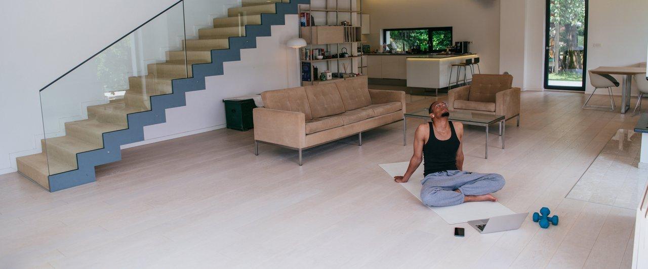 Séance de indoor winter yoga pour débutants dans une ambiance zen et chaleureuse à domicile.