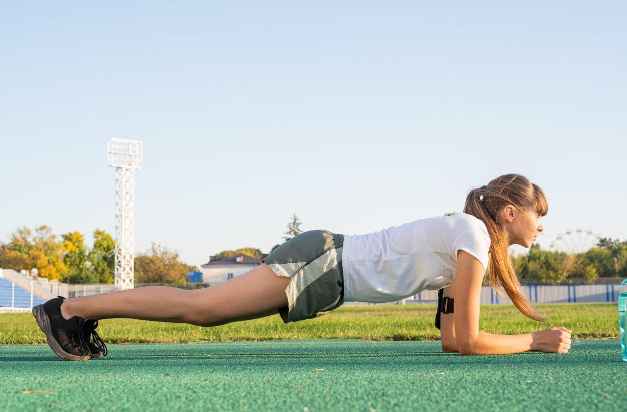 Séance de knee plank à la maison pour renforcer la sangle abdominale sans matériel.