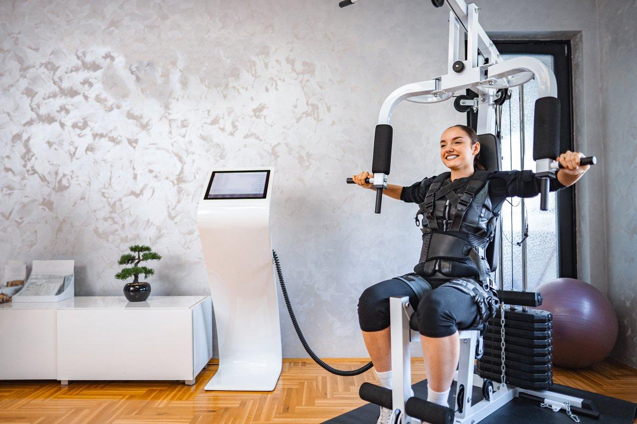Séance de renforcement musculaire avec électrostimulation muscle electrostimulation workout lors de la reprise sportive.