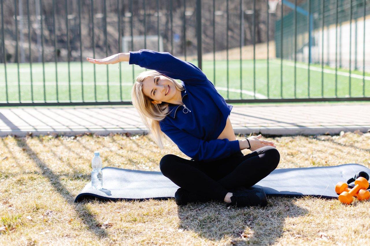 Séance de spring outdoor dynamic stretching pour améliorer souplesse et préparer le corps au printemps.