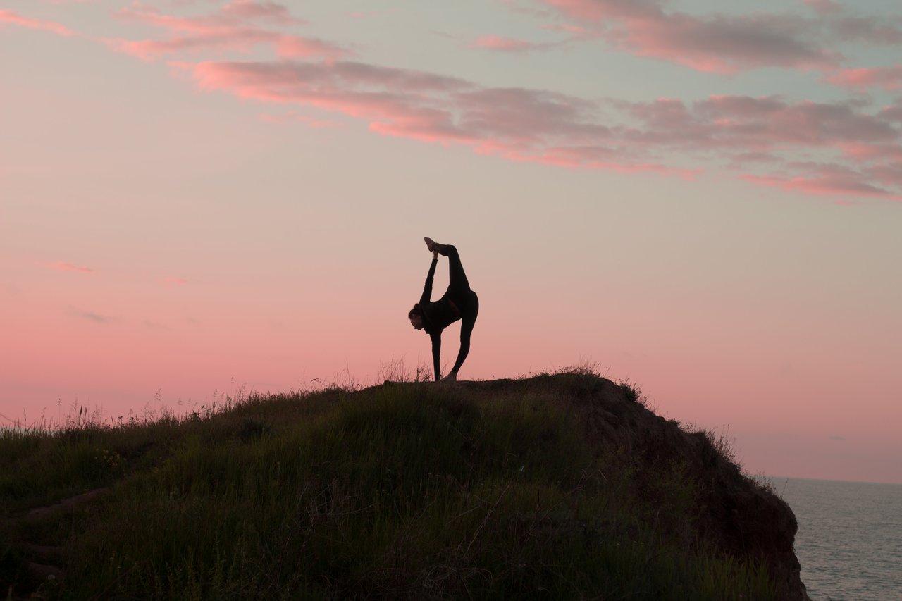 Séance de sunrise yoga outdoors au lever du soleil, idéale pour préparer son sommeil au printemps.
