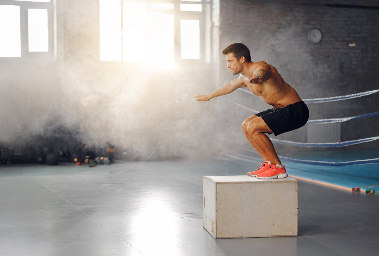 Séance d'intense HIIT workout au poids du corps dans une salle lumineuse pour brûler un maximum de calories.