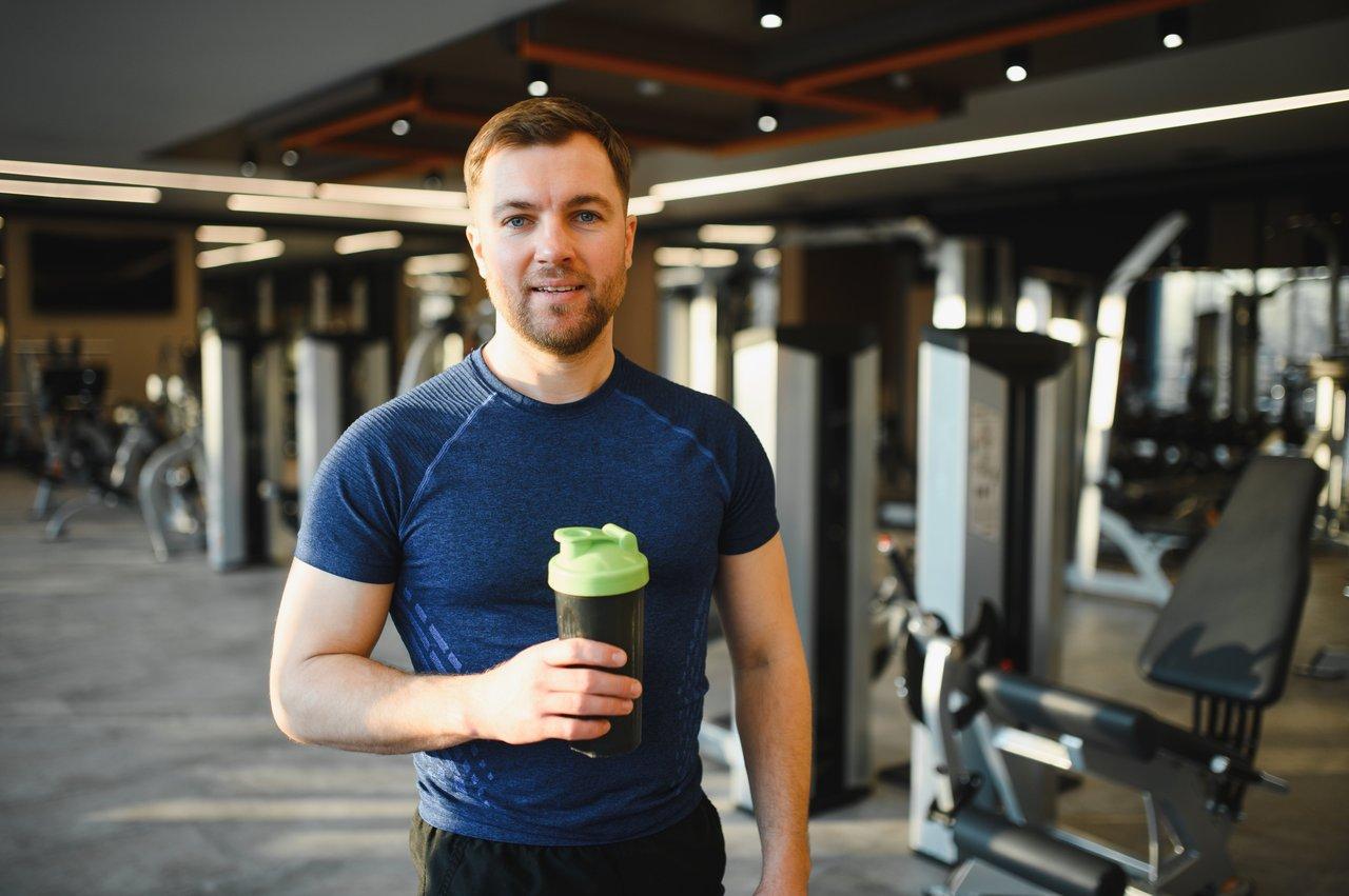 Shaker protéine whey, créatine et BCAA pour optimiser ses entraînements en toute simplicité.