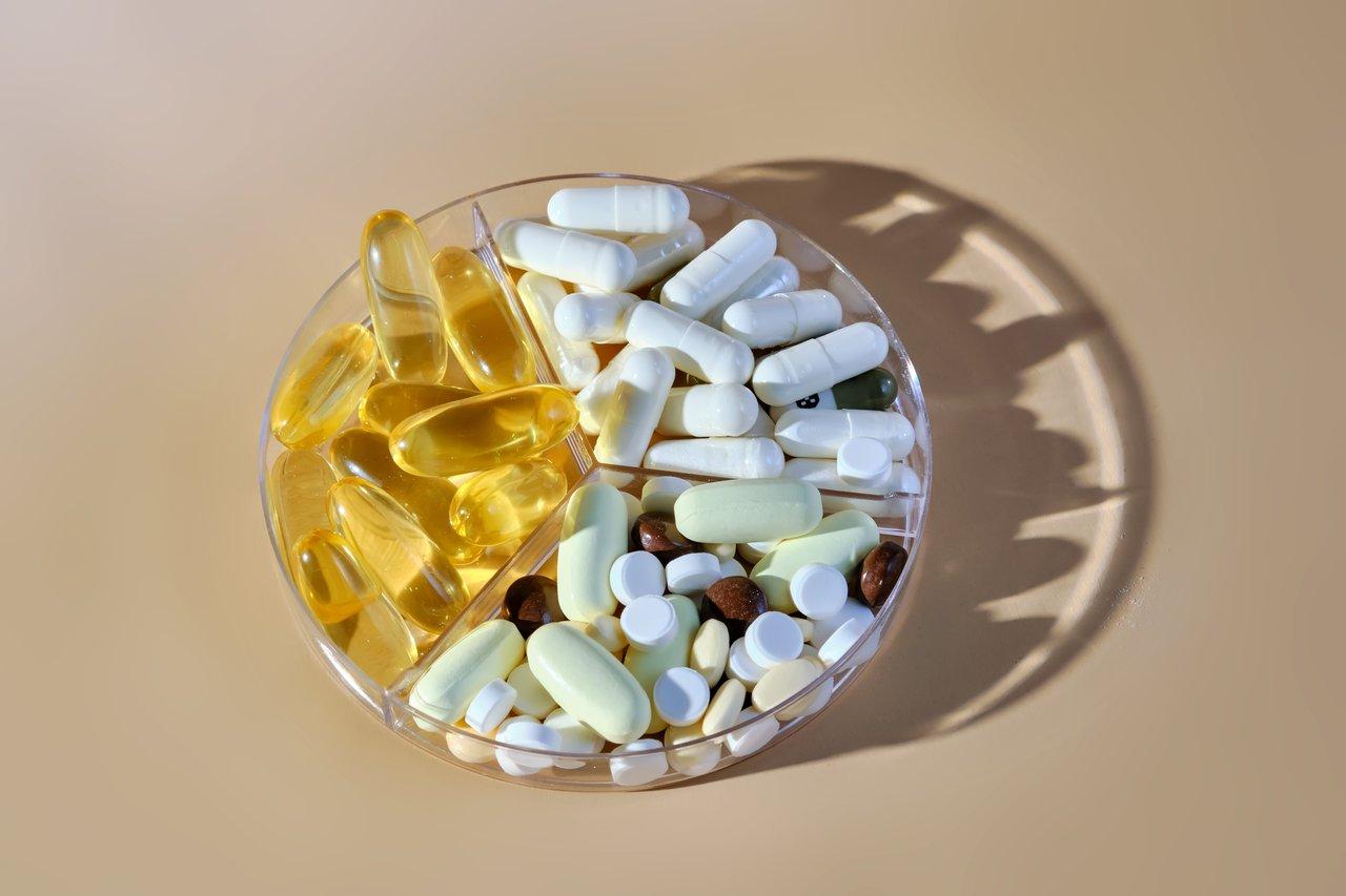 Tableau synthétique des principaux types de compléments alimentaires et leurs modes de prise, illustré par un dietary supplements chart.