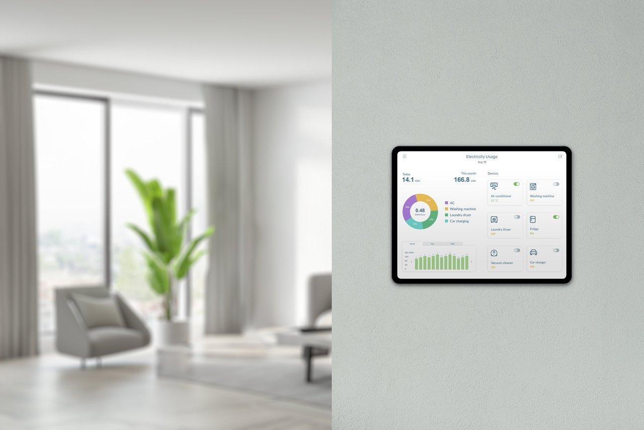 Tablette affichant la consommation d'énergie en temps réel grâce à un smart thermostat pour un suivi efficace.