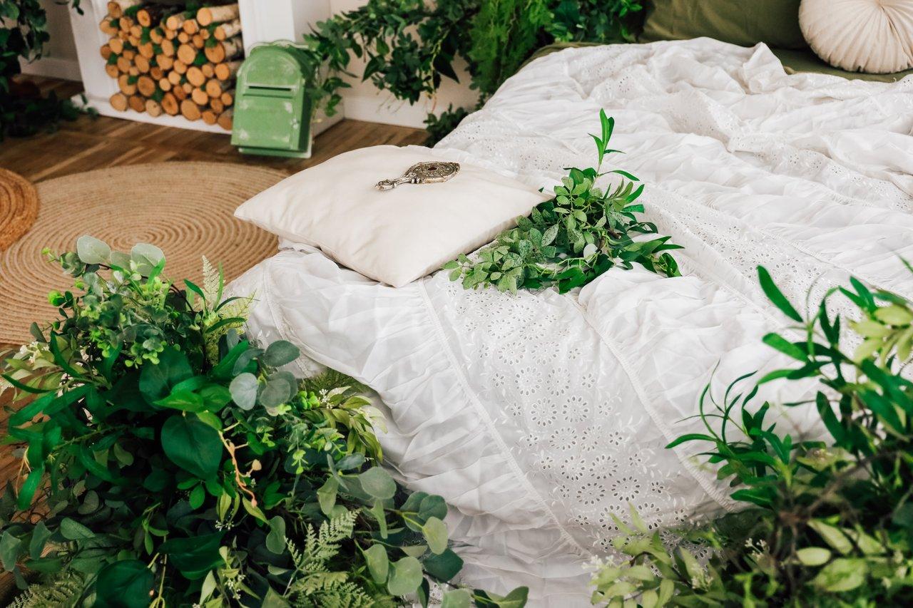 Un cozy calming bedroom avec lit accueillant, ambiance sereine et éléments naturels favorisant un sommeil réparateur.