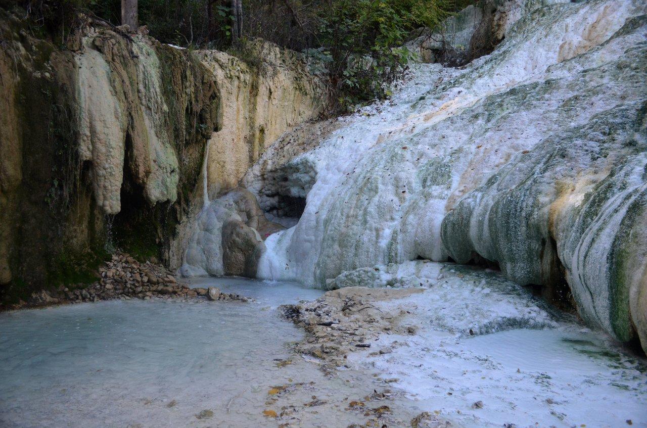 Un thermal spa nature offrant un bassin d’eau chaude minérale en plein air, idéal pour renforcer l’immunité en hiver.