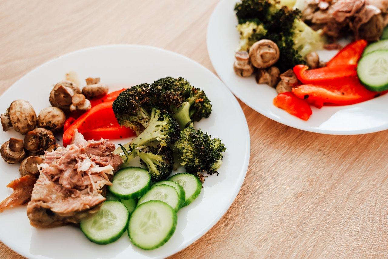 Une assiette saine et équilibrée avec poissons gras, légumes frais et fruits à coque pour réduire le stress.